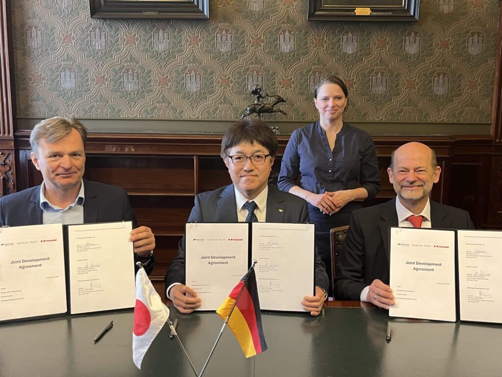 Daimler Truck, MB Energy und Kawasaki Heavy Industries unterzeichnen Vereinbarung zum Aufbau einer Lieferkette für verflüssigten Wasserstoff nach Europa über Hamburg; Im Foto: Volker Ebeling (MB Energy), Kei Nomura (KHI), Dr. Manfred Schuckert (Daimler Truck); Im Hintergrund: Senatorin Dr. Melanie Leonhard, Präses der Behörde für Wirtschaft, Arbeit und Innovation, Hamburg

Daimler Truck, MB Energy and Kawasaki Heavy Industries signed agreement to develop liquefied hydrogen supply chain to Europe via Hamburg; Photo left to right: Volker Ebeling (MB Energy), Kei Nomura (KHI), Dr. Manfred Schuckert (Daimler Truck); In the back: Senator Dr. Melanie Leonhard, President of the Ministry for Economic Affairs, Labour and Innovation, Hamburg