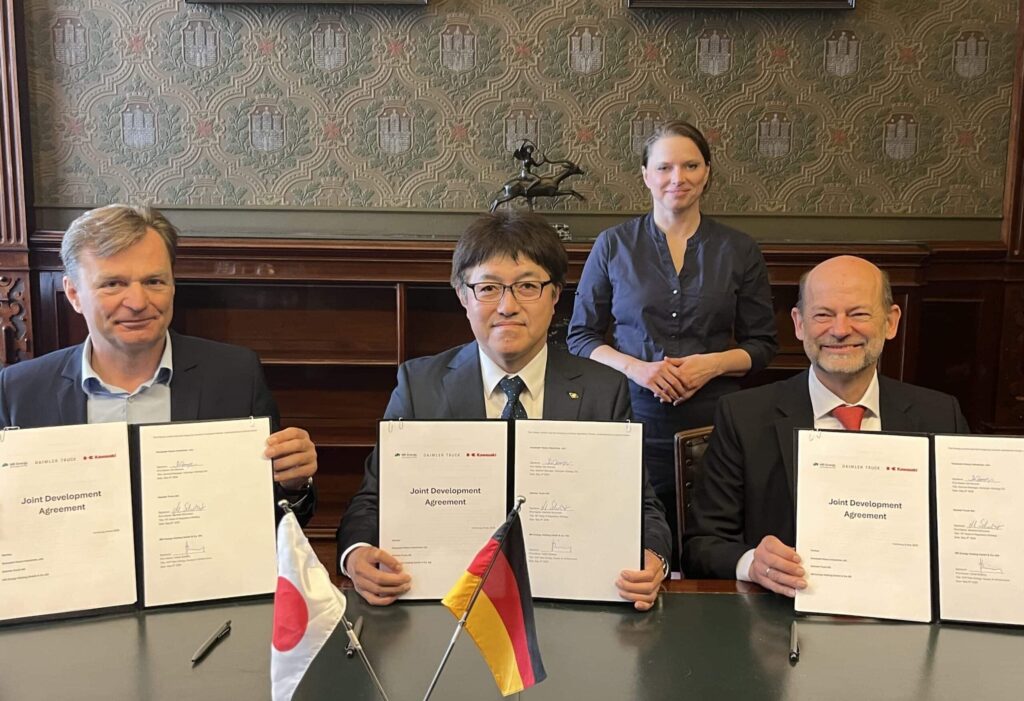 Daimler Truck, MB Energy und Kawasaki Heavy Industries unterzeichnen Vereinbarung zum Aufbau einer Lieferkette für verflüssigten Wasserstoff nach Europa über Hamburg; Im Foto: Volker Ebeling (MB Energy), Kei Nomura (KHI), Dr. Manfred Schuckert (Daimler Truck); Im Hintergrund: Senatorin Dr. Melanie Leonhard, Präses der Behörde für Wirtschaft, Arbeit und Innovation, Hamburg
Daimler Truck, MB Energy and Kawasaki Heavy Industries signed agreement to develop liquefied hydrogen supply chain to Europe via Hamburg; Photo left to right: Volker Ebeling (MB Energy), Kei Nomura (KHI), Dr. Manfred Schuckert (Daimler Truck); In the back: Senator Dr. Melanie Leonhard, President of the Ministry for Economic Affairs, Labour and Innovation, Hamburg